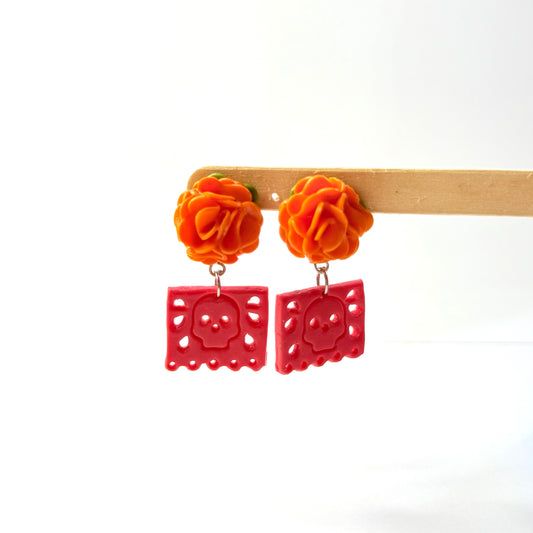 Flor cempasúchil con papel picado